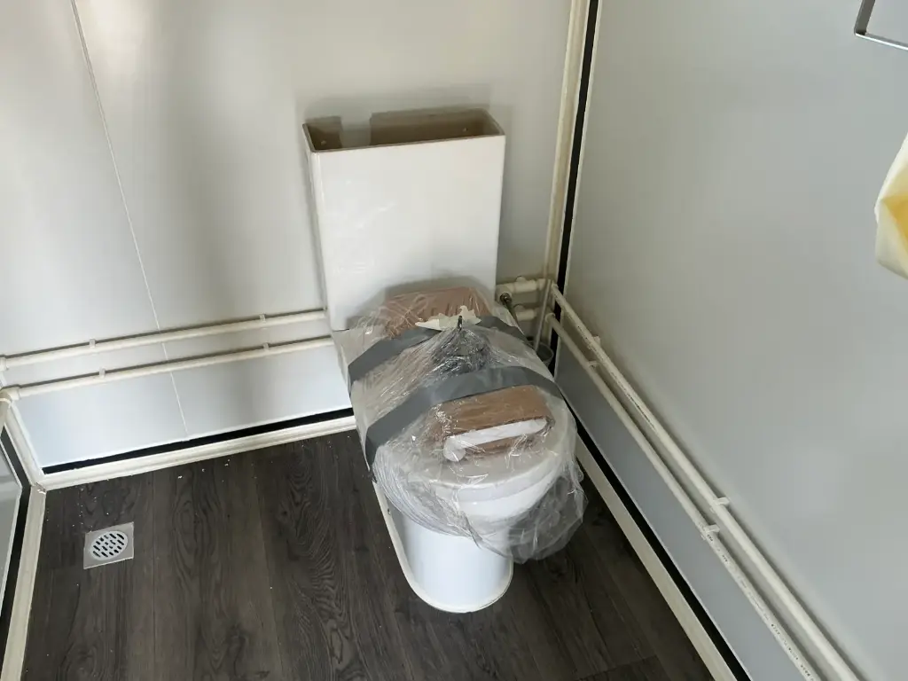 mobile living unit / tiny home with bathroom mobile living unit / tiny home with bathroom
