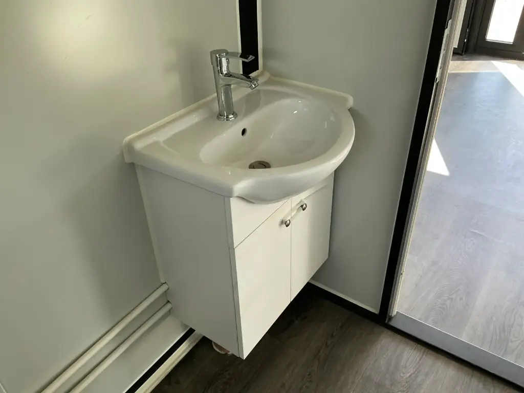 mobile living unit / tiny home with bathroom mobile living unit / tiny home with bathroom