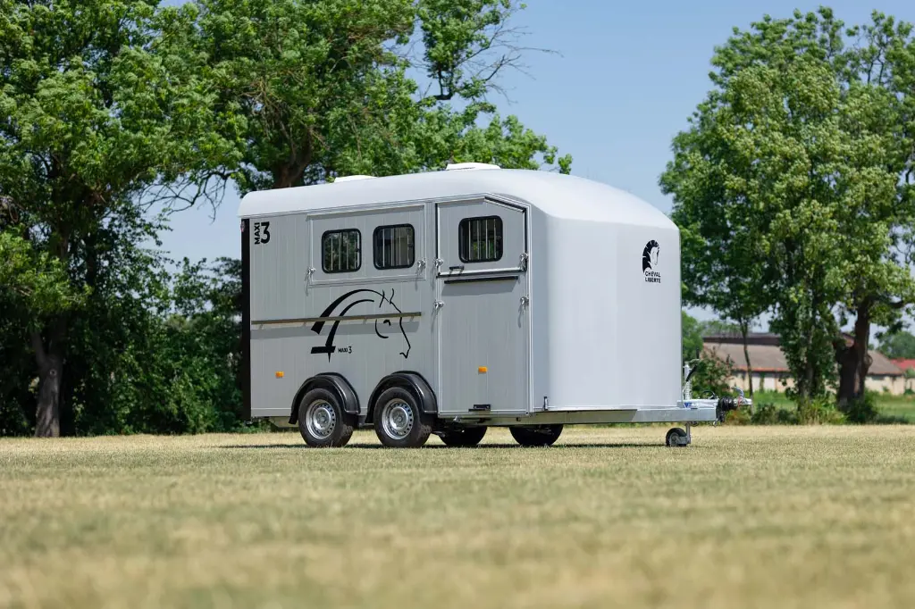3 seater van with diagonal loading, maximum horse freedom 3 3 seater van with diagonal loading, maximum horse freedom 3