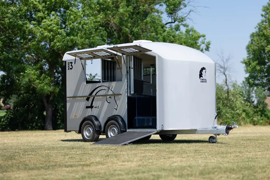 3 seater van with diagonal loading, maximum horse freedom 3 3 seater van with diagonal loading, maximum horse freedom 3