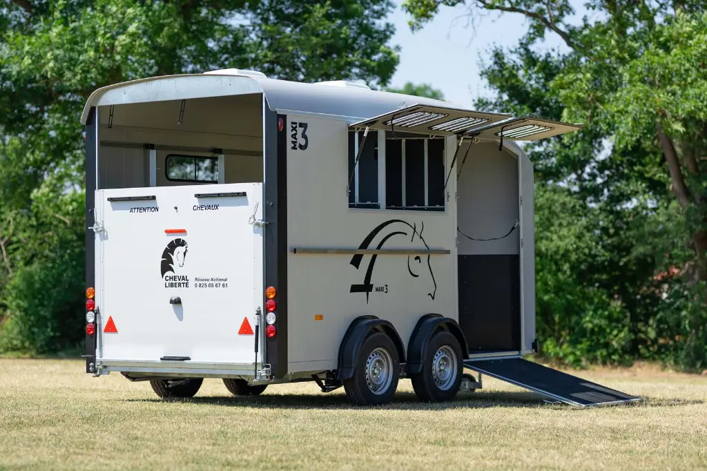3 seater van with diagonal loading, maximum horse freedom 3 3 seater van with diagonal loading, maximum horse freedom 3