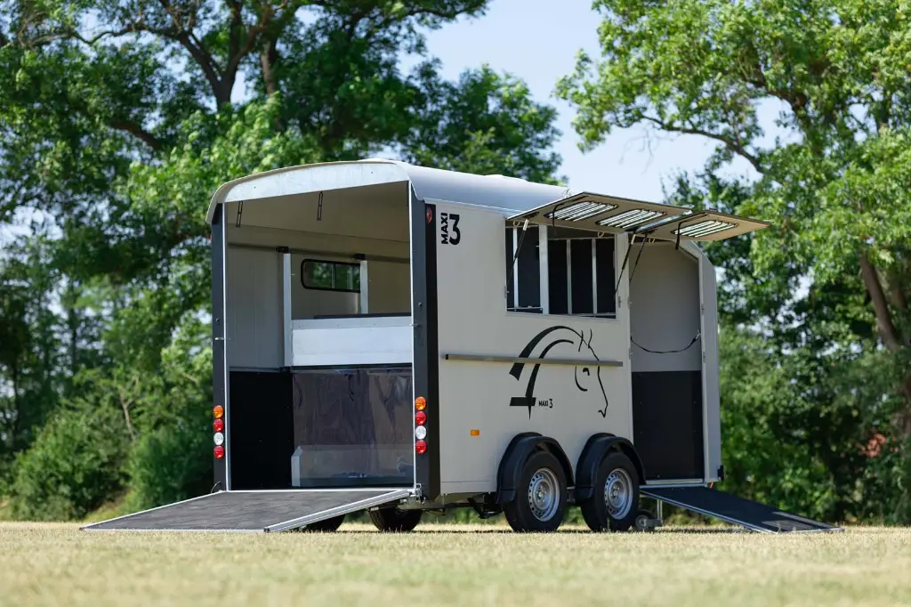 3 seater van with diagonal loading, maximum horse freedom 3 3 seater van with diagonal loading, maximum horse freedom 3